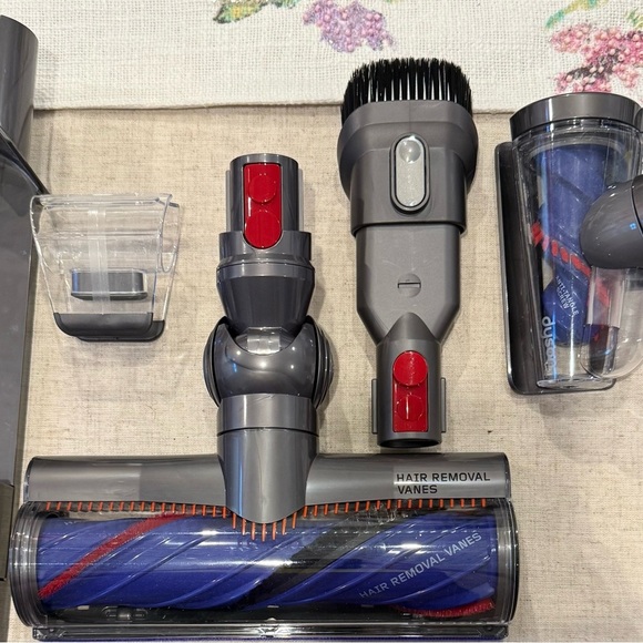 Dyson V8 accessories - Picture 2 of 7